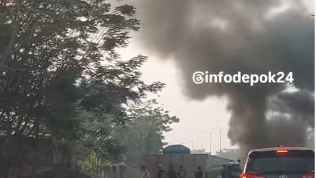 Kecelakaan antara Truk dan mobil di Tol KM 25 Serpong-Depok